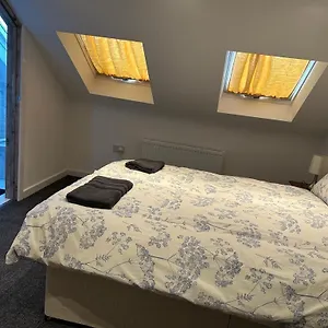 Luton Near Airport Private & Shared Bathroom Option Habitación en casa particular